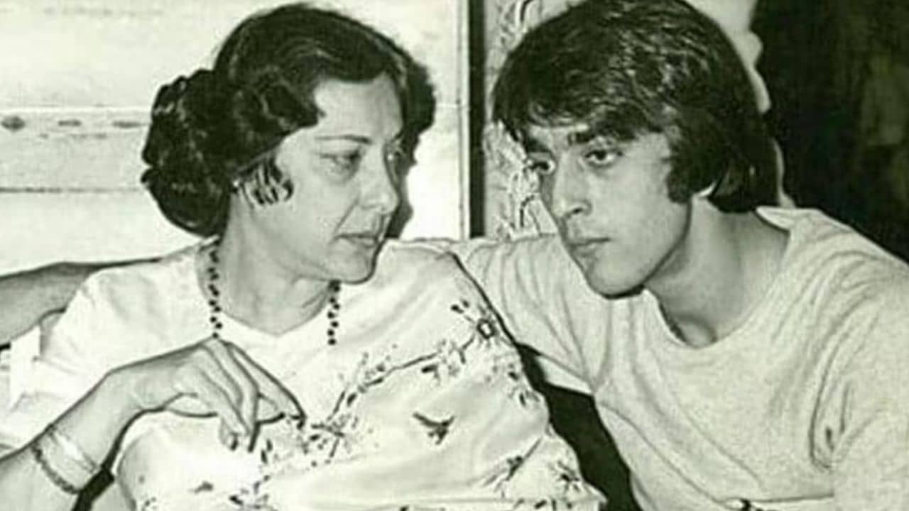 ছেলে সঞ্জয় সমকামী! সন্দেহ হয় নার্গিসের, বন্ধ দরজার আড়ালে...