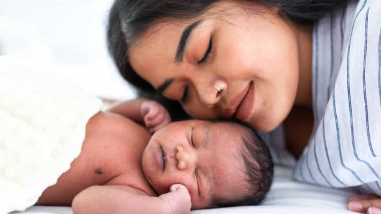 Mother's Day: সদ্য মা হয়েছেন, সন্তানের সঙ্গে কীভাবে নিজের খেয়াল রাখবেন? Mother's Day: সদ্য মা হয়েছেন, সন্তানের সঙ্গে কীভাবে নিজের খেয়াল রাখবেন?