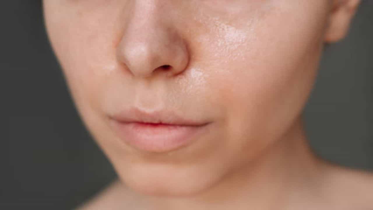 Oily Skin: অয়েল কন্ট্রোল ময়েশ্চারাইজার মেখেও ত্বক তৈলাক্ত হয়ে পড়ছে, কী করবেন? Oily Skin: অয়েল কন্ট্রোল ময়েশ্চারাইজার মেখেও ত্বক তৈলাক্ত হয়ে পড়ছে, কী করবেন?