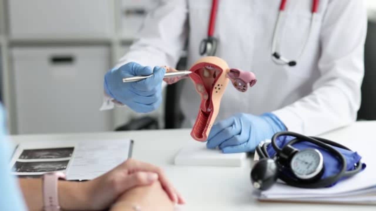 Ovarian Cancer: গ্যাস-অম্বলের সমস্যা ভেবে এড়িয়ে যাবেন না ডিম্বাশয়ের ক্যানসারের এই লক্ষণগুলো