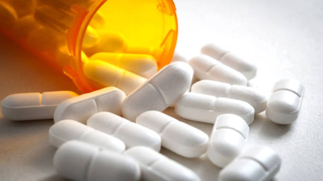 Paracetamol: মাথা ধরলেই প্যারাসিটামল খেয়ে নেন? কথায় কথায় এই ওষুধ খাওয়া কি আদৌ ঠিক? Paracetamol: মাথা ধরলেই প্যারাসিটামল খেয়ে নেন? কথায় কথায় এই ওষুধ খাওয়া কি আদৌ ঠিক?