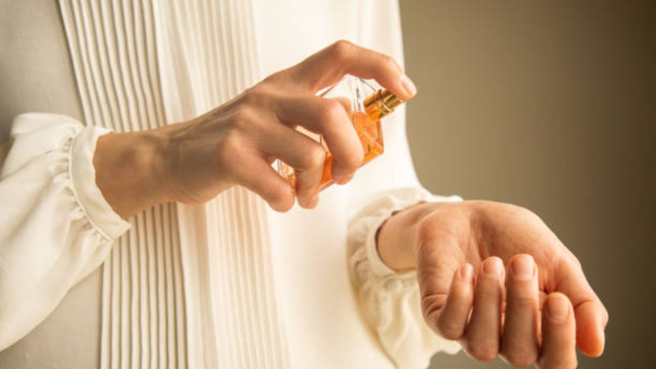 Perfume Side Effects: ত্বকের উপর সরাসরি পারফিউম স্প্রে করছেন? নিজের মারাত্মক ক্ষতি ডাকছেন