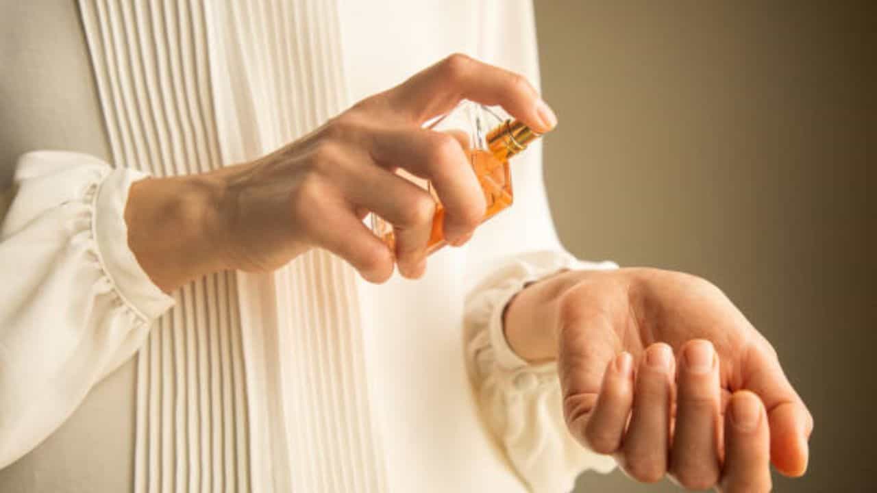 Perfume Side Effects: ত্বকের উপর সরাসরি পারফিউম স্প্রে করছেন? নিজের মারাত্মক ক্ষতি ডাকছেন Perfume Side Effects: ত্বকের উপর সরাসরি পারফিউম স্প্রে করছেন? নিজের মারাত্মক ক্ষতি ডাকছেন