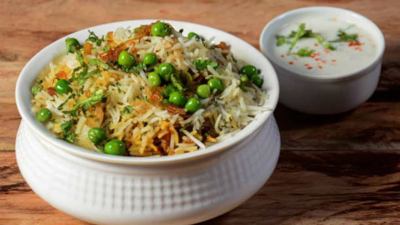 বিরিয়ানি হোক বা ভাত কিংবা রুটি- গরমে রায়তা দিলেই দুপুরের খাবার জমে যায়। টক দই, শসা, নুন দিয়ে সাধারণ রায়তা তো সকলে খেয়েছেন। কিন্তু, চিংড়ির রায়তার স্বাদই আলাদা। জোড়াসাঁকো ঠাকুরবাড়ির অন্যতম পদ ছিল এটি