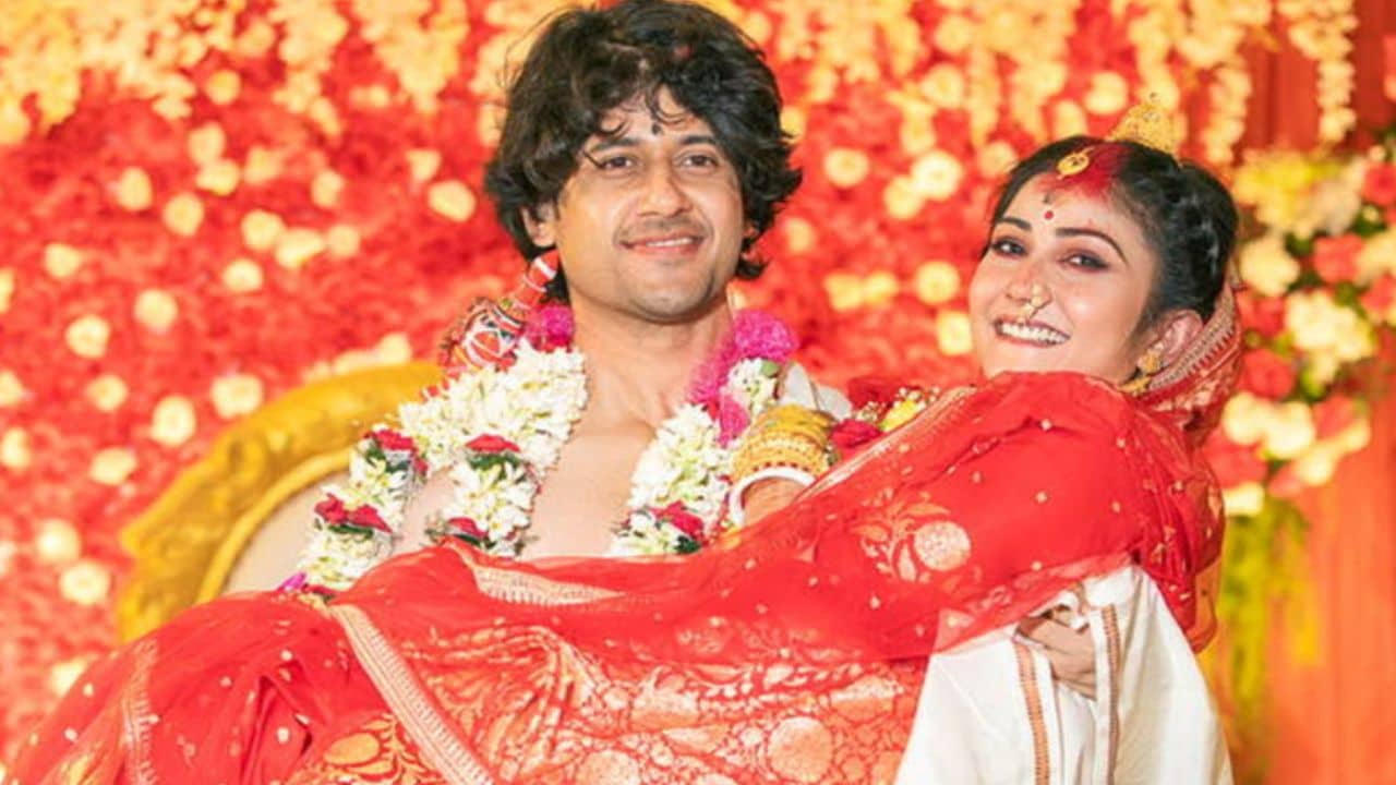 বিয়ের একমাসের মধ্যেই সুখবর দিলেন আদৃত! ভাবতেও পারছি না...