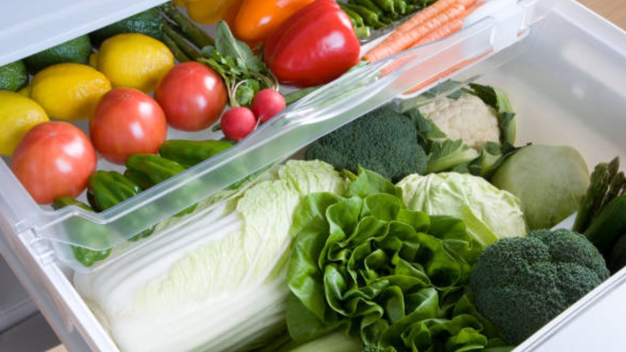 রান্না করা খাবার থেকে কাঁচা শাক-সবজি কয়েকদিন পর্যন্ত ফ্রিজে টাটকা রাখতে বিশেষ কয়েকটি টিপস মেনে চলা জরুরি। বিশেষত, কাঁচা সবজি ফ্রিজে রাখায় ভুল হলে সেগুলির পুষ্টি উপাদান নষ্ট হয়ে যায়