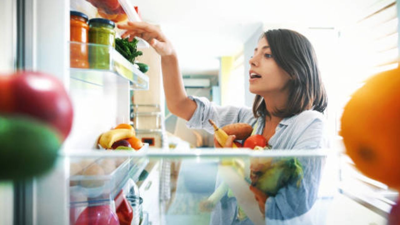 দুর্গন্ধ এড়াতে ফ্রিজের তাপমাত্রা ঠিকমতো রাখা উচিত। তাপমাত্রা ঠিক না থাকলে ফ্রিজের ভিতর ব্যাকটেরিয়া হতে পারে, তার থেকে দুর্গন্ধ হতে পারে। ফ্রিজের তাপমাত্রা সাধারণত ৪-৫ ডিগ্রি সেলসিয়াস হওয়া বাঞ্ছনীয়