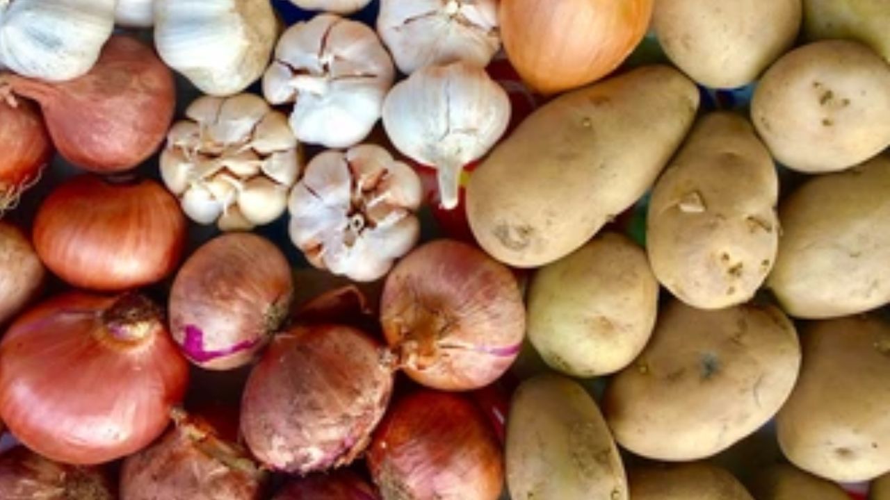 কিছু সবজি রয়েছে, যেগুলি কখনও ফ্রিজে রাখা উচিত নয়। যেমন, আলু, পেঁয়াজ, রসুন কখনও ফ্রিজে রাখবেন না। এগুলি ঘরের সাধারণ তাপমাত্রায় রাখা উচিত