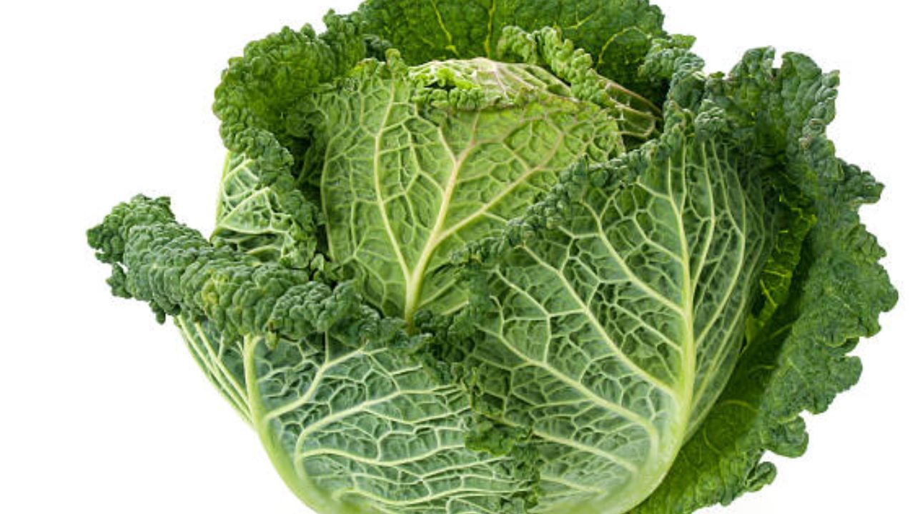 কিছু শাক-সবজি এবং ফল কেটে বেশ কয়েকদিন ফ্রিজে রেখে দিলে সেগুলির রং বদলে যায়। বিশেষজ্ঞদের মতে, শাক-সবজি বা ফলের রং বদল হয়ে গেলে সেটার সতেজভাব নষ্ট হয়ে যায়। তাই সেগুলি খেলে ডিহাইড্রেশনের সমস্যা হতে পারে। সেজন্য খুব বেশিদিন ফ্রিজে সবজি বা ফল রাখা উচিত নয়