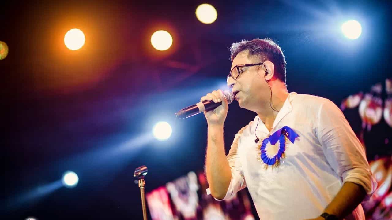 গান ছাড়ছেন রূপঙ্কর? গায়কের পোস্টকে ঘিরে তোলপাড়... গান ছাড়ছেন রূপঙ্কর? গায়কের পোস্টকে ঘিরে তোলপাড়...