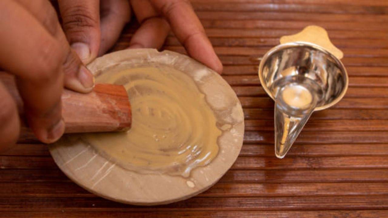 Sandalwood for Skin: চন্দন বেটে মুখে মাখলেই কি ব্রণ থেকে বলিরেখা সব দূর পালাবে?