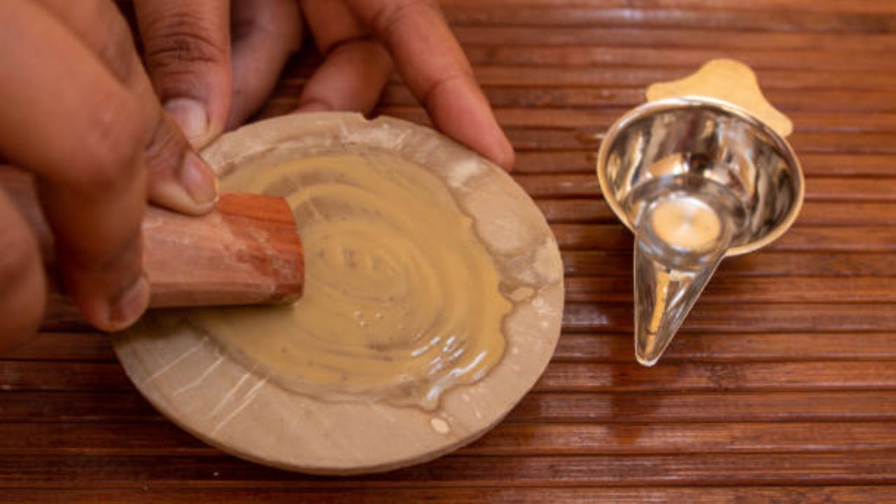 Sandalwood for Skin: চন্দন বেটে মুখে মাখলেই কি ব্রণ থেকে বলিরেখা সব দূর পালাবে? Sandalwood for Skin: চন্দন বেটে মুখে মাখলেই কি ব্রণ থেকে বলিরেখা সব দূর পালাবে?