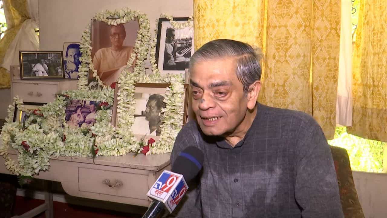 টাকার খুব অভাব, বারবারই পিছিয়ে আসতে হচ্ছে সত্যজিৎ-পুত্র সন্দীপ রায়কে টাকার খুব অভাব, বারবারই পিছিয়ে আসতে হচ্ছে সত্যজিৎ-পুত্র সন্দীপ রায়কে