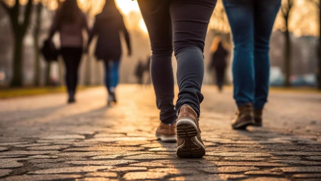 এছাড়া অতি ব্যস্ততার মধ্যেও শরীরকে ফিট রাখতে দাঁড়িয়ে ডেস্কে কাজ করতে পারেন, দাঁড়িয়ে থাকা অবস্থায় মিটিং করুন, কফি বিরতি করুন, বিরতি নিয়ে অল্প হাঁটাচলা করতে পারেন। যেমন টিভি, মোবাইল ফোন, অন্যান্য ইলেকট্রনিক গ্যাজেট দেখার সময়, এবং প্রতিদিন ৪৫-৬০ মিনিট হাঁটার জন্য একটি রুটিন ঠিক করুন।