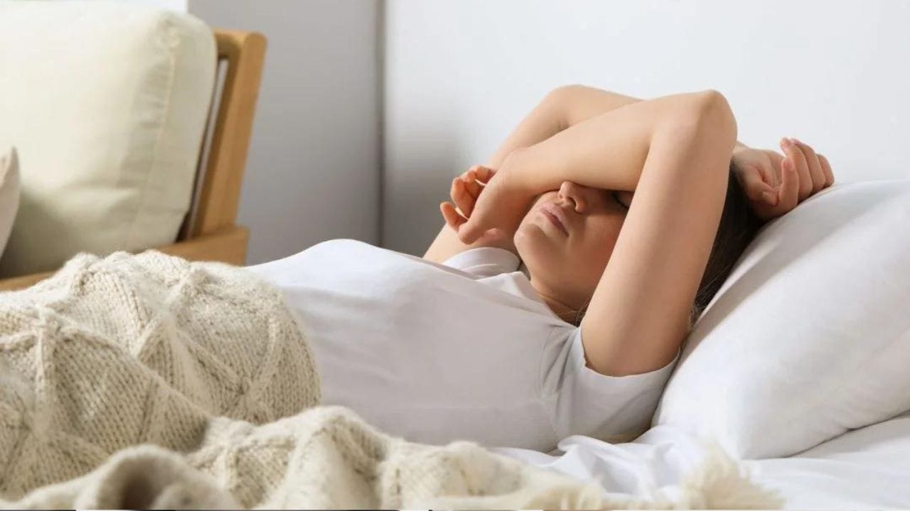 দীর্ঘক্ষণ বসে থাকার খারাপ প্রভাব মোকাবেলা করার জন্য প্রতিদিন ৬০-৭৫মিনিট মাঝারি থেকে তীব্র শারীরিক কসরত (যেমন দ্রুত হাঁটা, দৌড়ানো বা সাইকেল চালানো) করা প্রয়োজন। এছাড়া অফিসে থাকাকালীন, প্রতি ৩০-৪৫ মিনিটের বসার পরে ৫ মিনিটের দাঁড়ানো বা হাঁটার বিরতি নেওয়ার পরামর্শ দেন চিকিত্‍সকরা। 