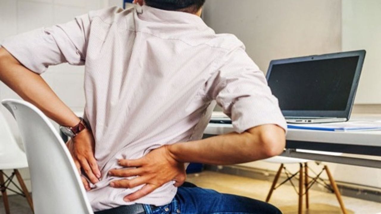 লক্ষ্যপূরণ ও সময়সীমার জালে শরীরের উপর যে হারে চাপ সৃষ্টি হয়, তার ধারণা বহু মানুষের মধ্যেই নেই। এব্যাপারে সচেতন নন অধিকাংশই। প্রাইভেট থেকে সরকারি, সব ক্ষেত্রেই এই লক্ষণ দেখা যায়। চেয়ারে একটানা বসে থাকার ফলে সারাদিনে একমিনিটও ল্যাপটপ বা মনির থেকে চোখ সরাতে পারেন না। 