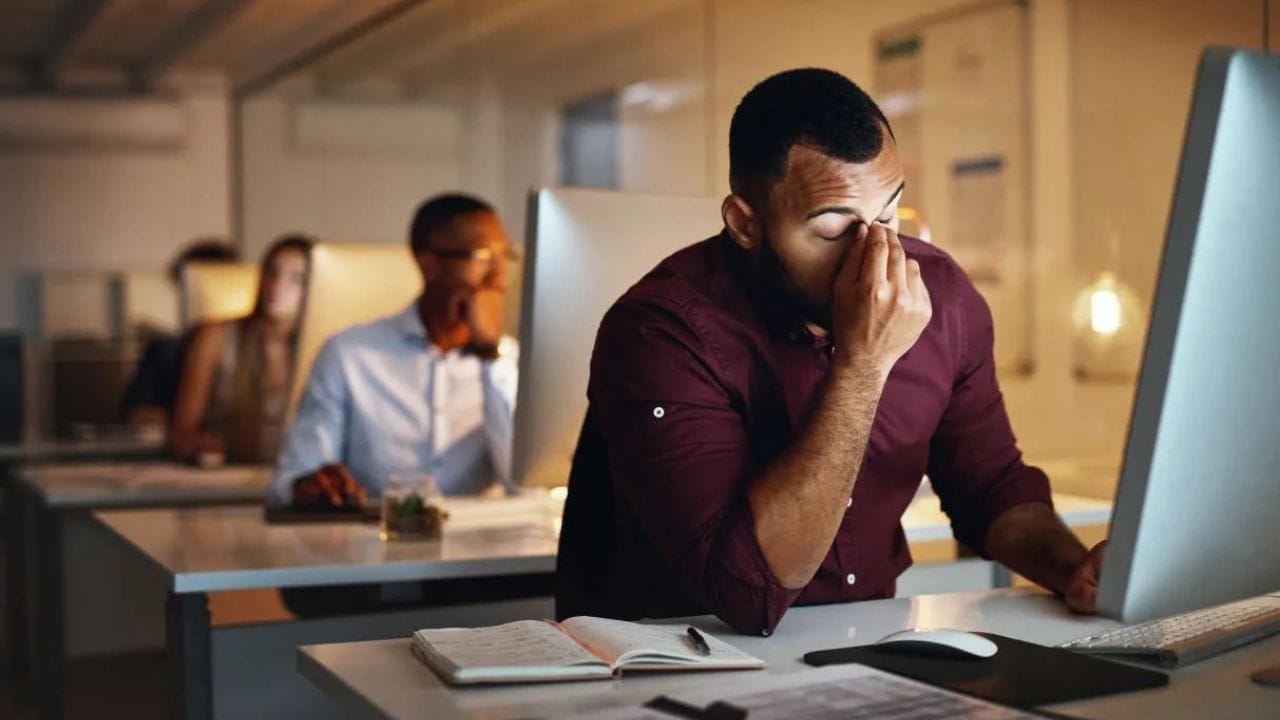 অফিসের কাজের চাপে চেয়ার থেকে এক মিনিট ওঠার সময় থাকে না অনেকেরই। কর্পোরেট দুনিয়ায় ডেটলাইন শেষ করার যে গিমিক, সেই ইঁদুর দৌড়ে সামিল হয়ে সকলের অবস্থা প্রায় প্রেশার কুকারের মতো।