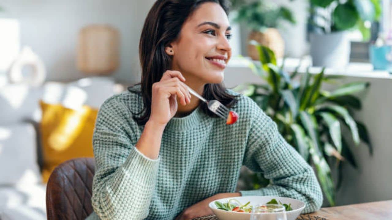 Foods for Healthy Skin: ত্বকের হাজার একটা সমস্যা লেগেই রয়েছে? রূপটান ছেড়ে খাদ্যতালিকায় নজর দিন