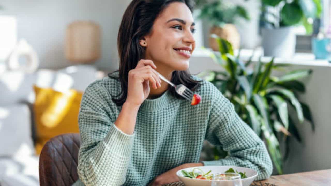 Foods for Healthy Skin: ত্বকের হাজার একটা সমস্যা লেগেই রয়েছে? রূপটান ছেড়ে খাদ্যতালিকায় নজর দিন Foods for Healthy Skin: ত্বকের হাজার একটা সমস্যা লেগেই রয়েছে? রূপটান ছেড়ে খাদ্যতালিকায় নজর দিন
