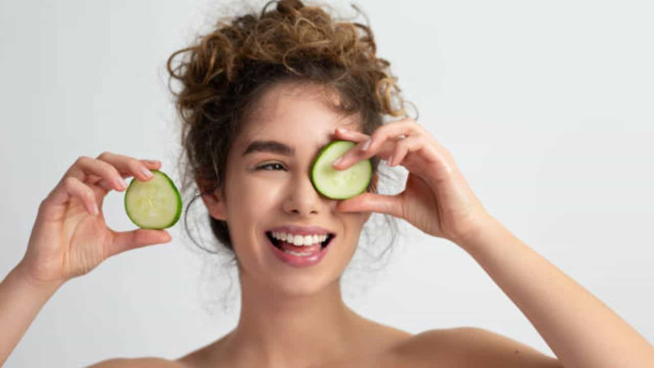 Hydrated Skin: শুধু জল নয়, ত্বকের আর্দ্রতা ধরে রাখতে খান এই ৫ খাবারও Hydrated Skin: শুধু জল নয়, ত্বকের আর্দ্রতা ধরে রাখতে খান এই ৫ খাবারও