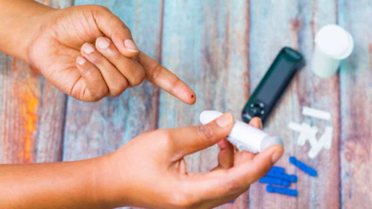 Blood Sugar Test: ফোনেই দেখা যাবে কতটা বেড়েছে সুগার, এই ছোট্ট নিয়ম মেনে বাড়িতে ডায়াবেটিস টেস্ট করুন