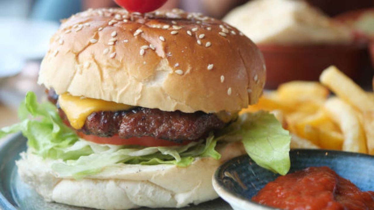 শুধু চিনি খেলেই যে সুগার লেভেল বাড়বে, এমন নয়। ময়দার তৈরি খাবার খেলেও রক্তে শর্করার মাত্রা বাড়ে। সাদা পাউরুটি, কেক, পাস্তা, বার্গার, পিৎজা, লুচি-পরোটার মতো খাবার রিফাইন্ড কার্ব‌স থাকে, যা ক্ষতিকারক। 