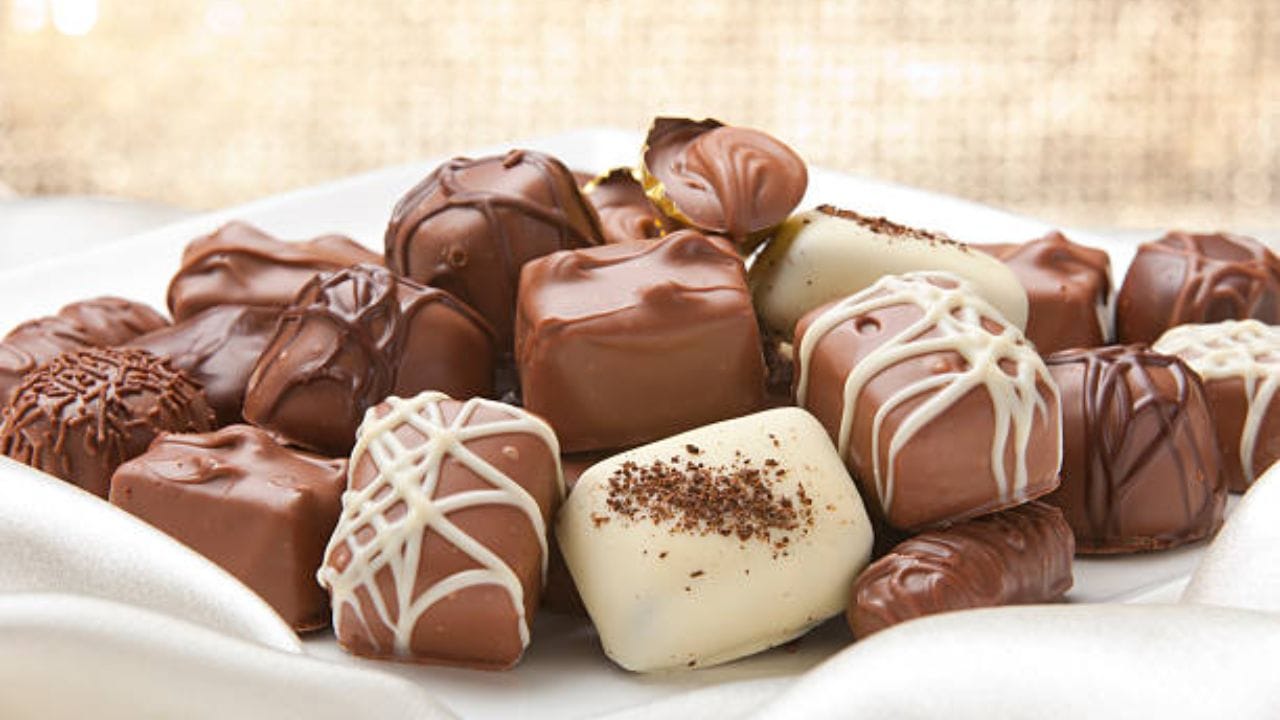 মাঝেমধ্যে চকোলেট, ক্যান্ডি খান? এই ধরনের খাবার উচ্চ পরিমাণে চিনি থাকে এবং ফাইবারের পরিমাণ কম। এই ধরনের খাবার যে কোনও সময় আপনার সুগার লেভেল বাড়াতে পারে।