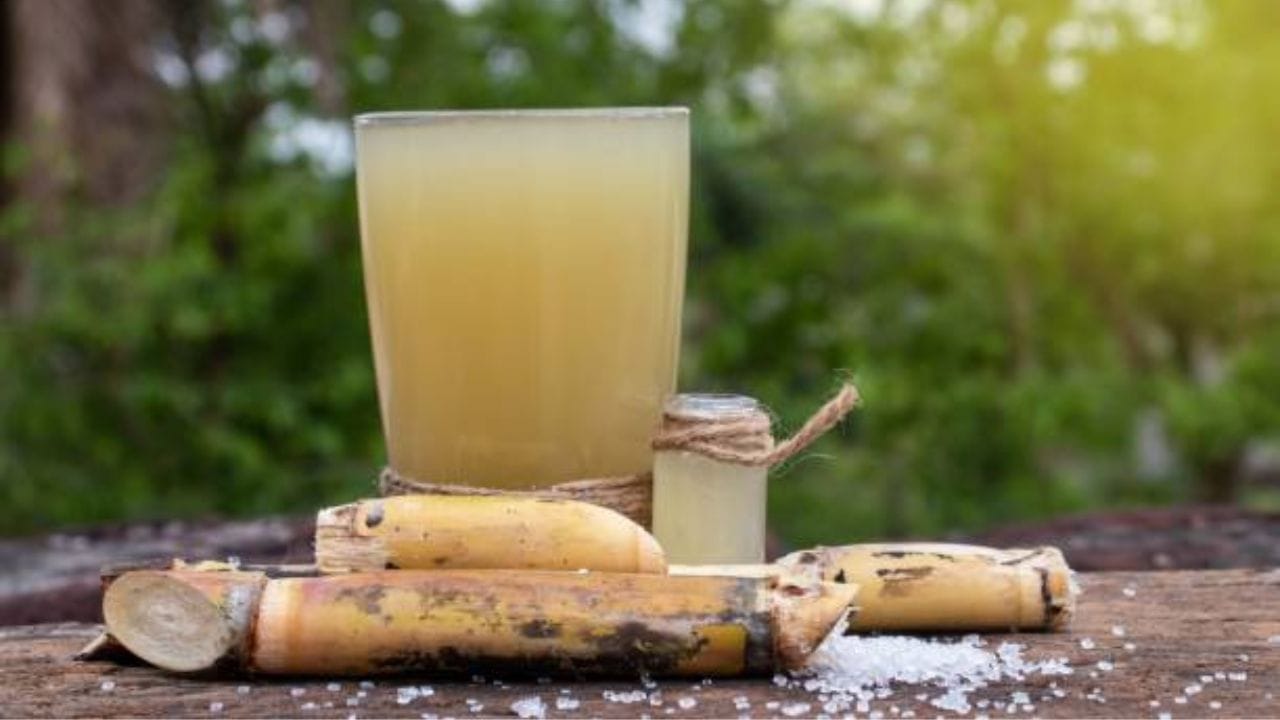 গরমে রাস্তায় দাঁড়িয়ে আখের রস খাচ্ছেন। আখের রসে উচ্চ পরিমাণে শর্করা রয়েছে। যে কোনও সময় আখের রস আপনার রক্তে সুগার লেভেল বাড়িয়ে দিতে পারে। ডায়াবেটিস থাকলে এই ফলের রস এড়িয়ে চলুন।