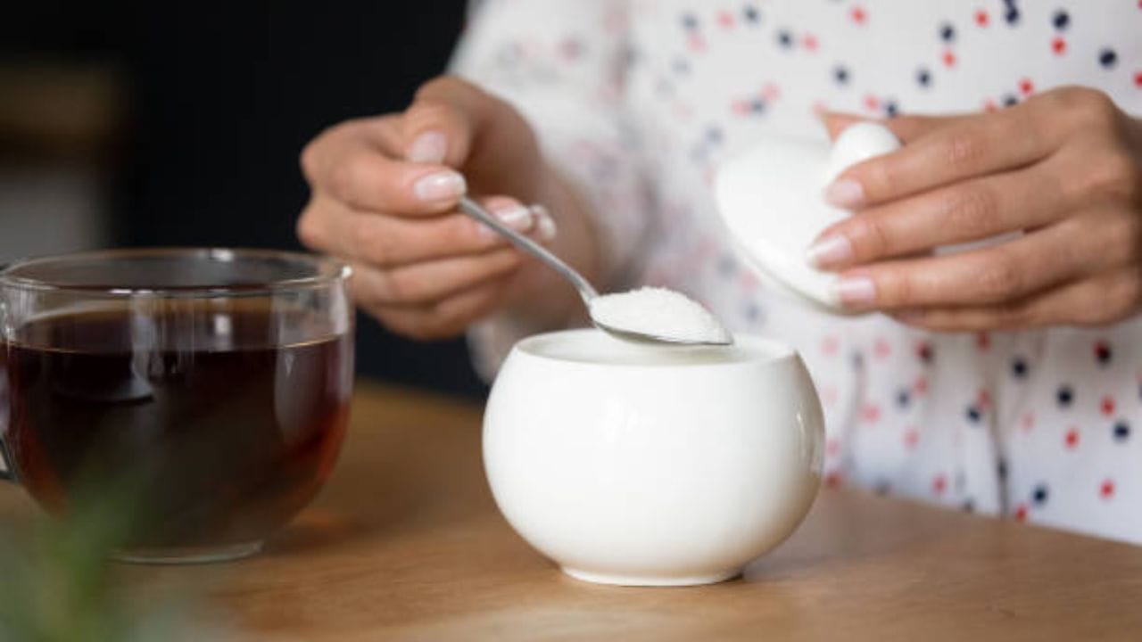 গরমে শিশুদের বেশি মিষ্টি দেবেন না। অত্যধিক মিষ্টি রক্তে শর্করার মাত্রা বাড়িয়ে দিতে পারে। ফলে শিশু ডায়াবেটিসের শিকার হতে পারে