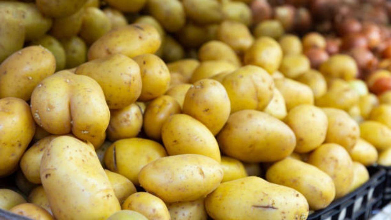 ফাস্ট ফুড খেলে রক্তে শর্করার মাত্রা বাড়ে। প্রক্রিয়াজাত মাংস, প্যাকেটজাত খাবার এড়িয়ে চলুন। পাশাপাশি যেসব সবজিতে স্টার্চ রয়েছে, যেমন আলু, ভুট্টা ইত্যাদি এড়ীয়ে চলুন। 