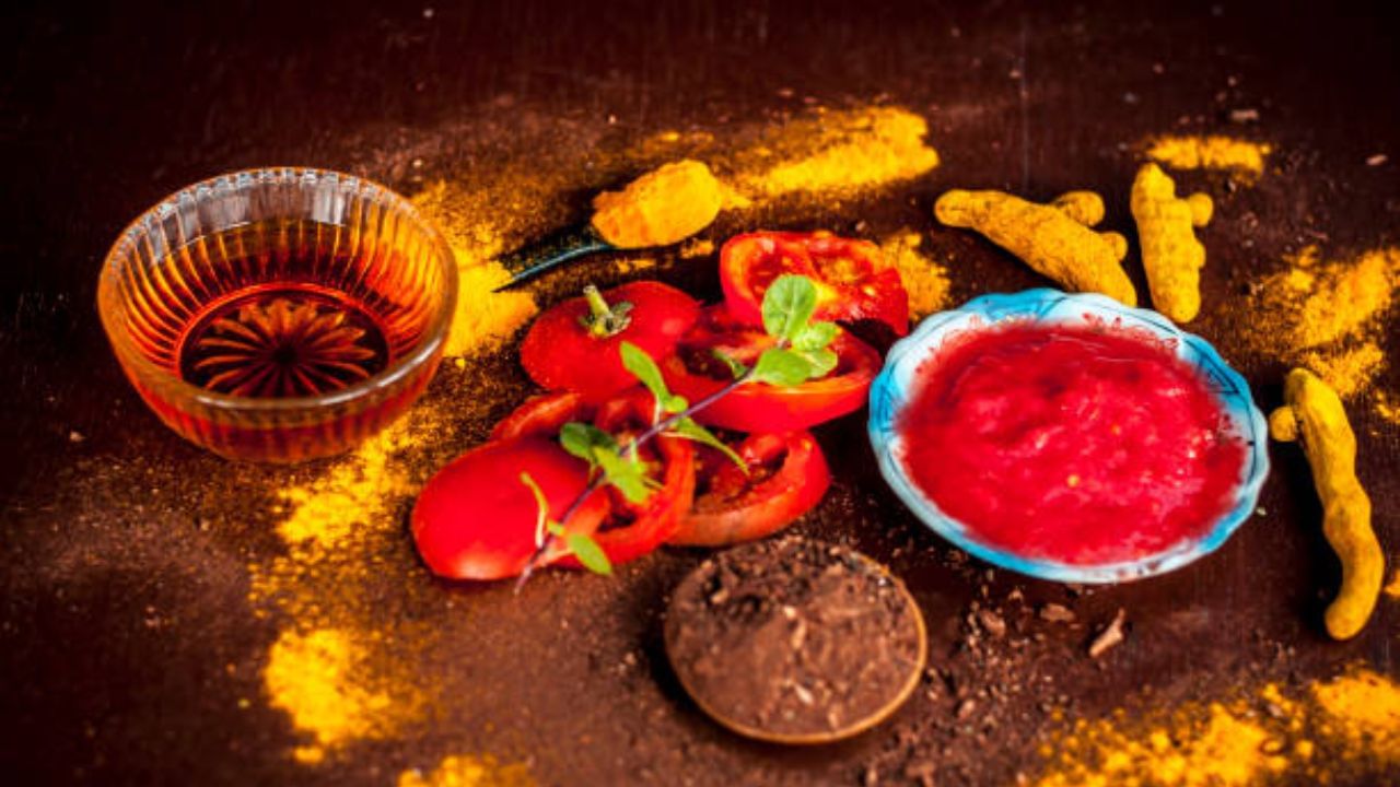 Tomato for Sun Tan: রোদে মুখ ঝলসে গিয়েছে, এই আনাজ ঘষলে কি জেল্লা ফিরবে?