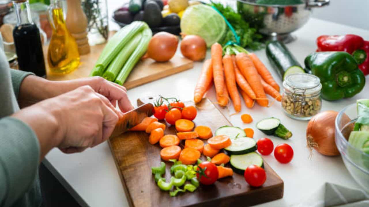 Crash Diet: ৫ দিনে ৫ কেজি ওজন কমাতে গিয়ে নিজের ক্ষতি করে ফেলছেন না তো! Crash Diet: ৫ দিনে ৫ কেজি ওজন কমাতে গিয়ে নিজের ক্ষতি করে ফেলছেন না তো!