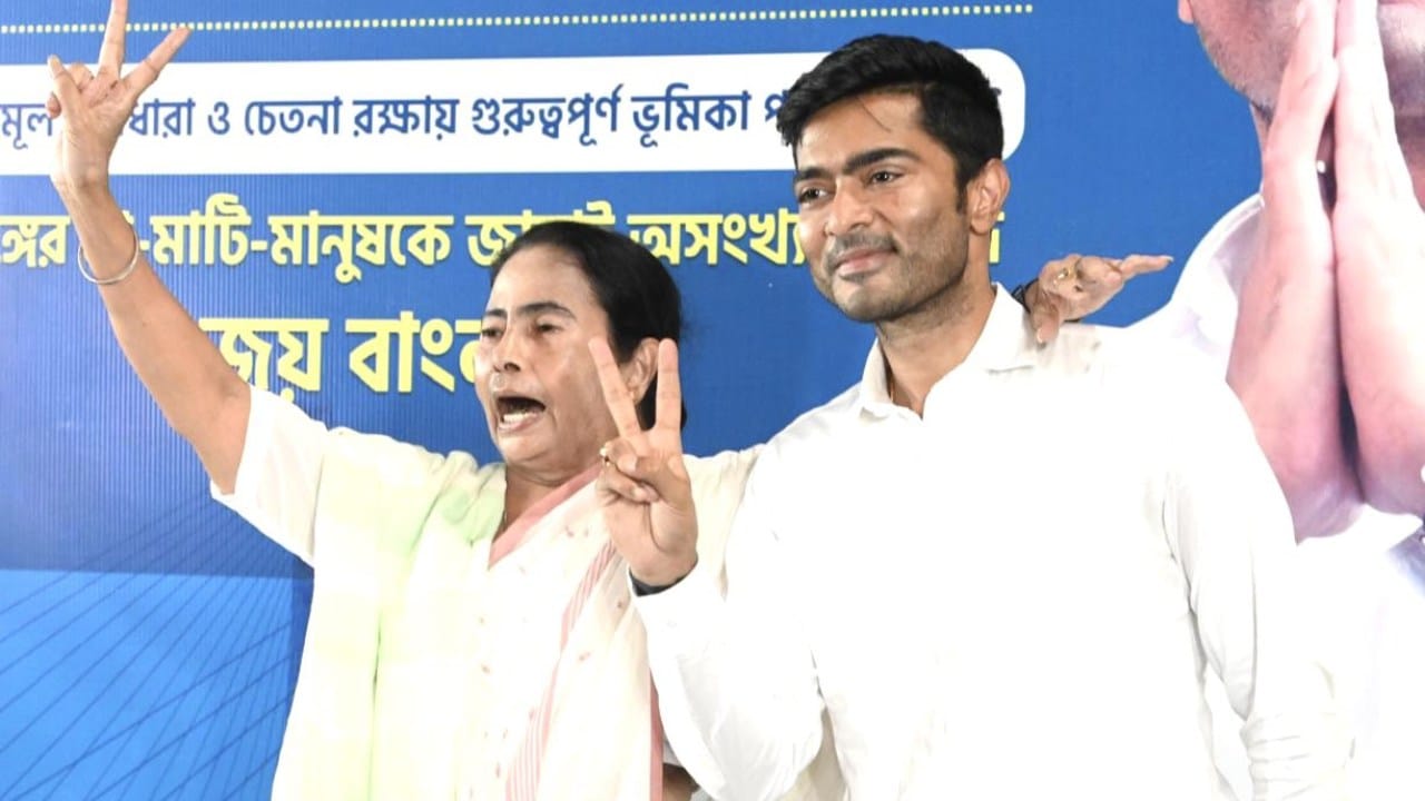 অভিষেক বন্দ্যোপাধ্যায় (ডায়মন্ড হারবার, তৃণমূল কংগ্রেস) তৃণমূল কংগ্রেসের হয়ে সবথেকে বড় জয় পেয়েছেন ব্যানার্জি অভিষেক বন্দ্যোপাধ্যায়। ডায়মন্ড হারবার আসনে তিনি ৭,১০,৯৩০ ভোটের রেকর্ড ব্যবধানে জিতেছেন। তিনি হারিয়েছেন, বিজেপির অভিজিৎ দাস ববিকে। অভিষেক পেয়েছেন ১০,৪৮,২৩০ ভোট। আর বিজেপি প্রার্থী পেয়েছেন মাত্র ৩,৩৭,৩০০ ভোট।