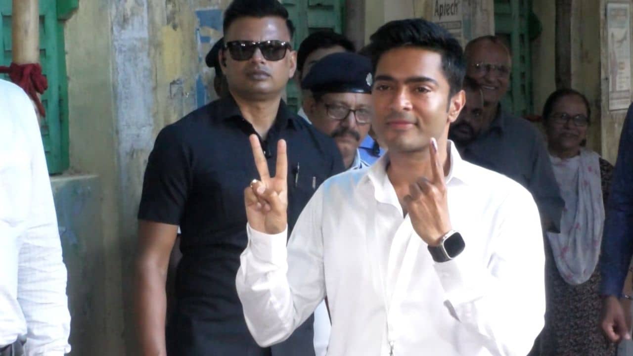 Abhishek Banerjee: ভিক্ট্রি সাইন দেখিয়ে মমতার কালীঘাটের বাড়িতে অভিষেক