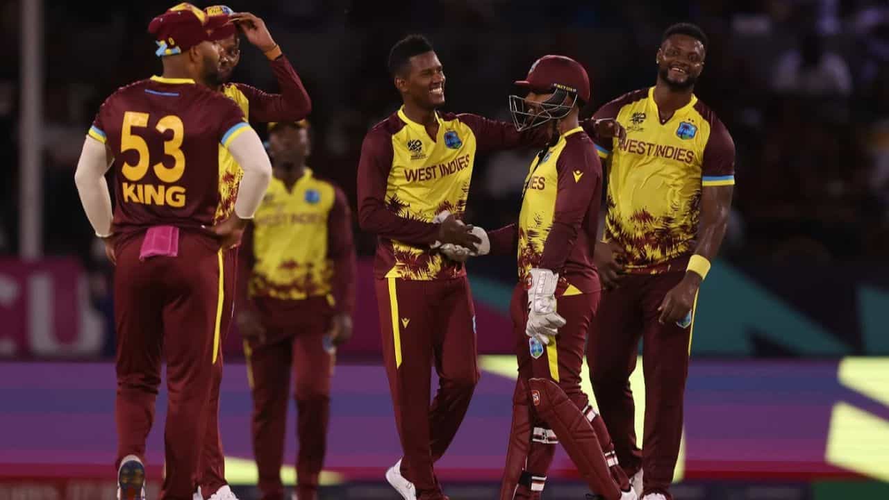 T20 World Cup 2024: ৩৯ রানে অলআউট, ওয়েস্ট ইন্ডিজের আকিল হোসেনের থাবায় উড়ে গেল উগান্ডা T20 World Cup 2024: ৩৯ রানে অলআউট, ওয়েস্ট ইন্ডিজের আকিল হোসেনের থাবায় উড়ে গেল উগান্ডা