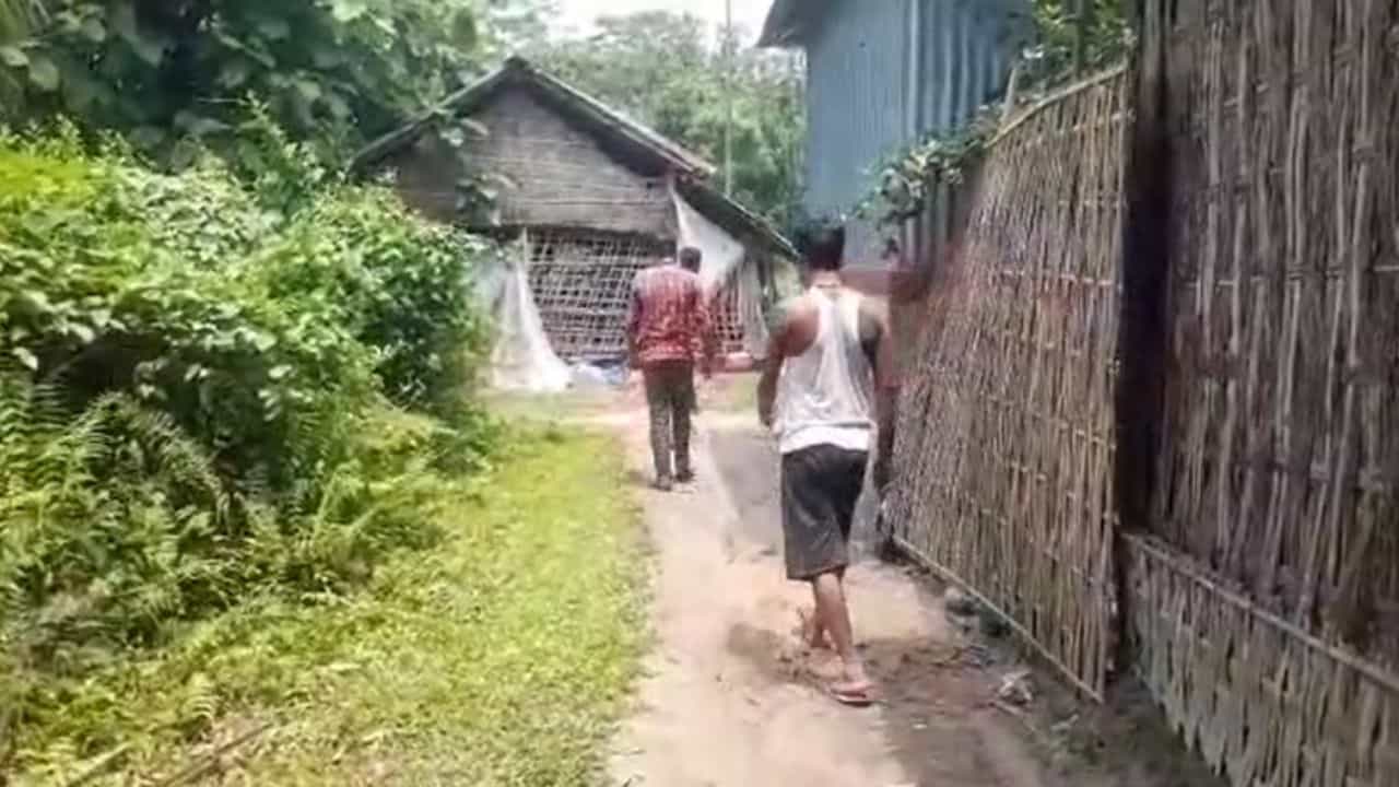 Alipurduar: রাতে বিছানায় আওয়াজ শোনেন দম্পতি, দরজার নীচ থেকে তখন জ্বল জ্বল করছিল চারটে চোখ... সকালে বিষয়টা বুঝে বিবর্ণ হল শরীর Alipurduar: রাতে বিছানায় আওয়াজ শোনেন দম্পতি, দরজার নীচ থেকে তখন জ্বল জ্বল করছিল চারটে চোখ... সকালে বিষয়টা বুঝে বিবর্ণ হল শরীর