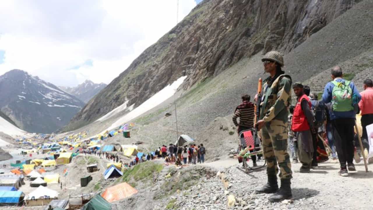 Amarnath Yatra 2024: 'বম বম ভোলে' স্লোগানে মাতল ভক্তরা, পূজা পাঠে শুরু এবারের অমরনাথ যাত্রা Amarnath Yatra 2024: 'বম বম ভোলে' স্লোগানে মাতল ভক্তরা, পূজা পাঠে শুরু এবারের অমরনাথ যাত্রা