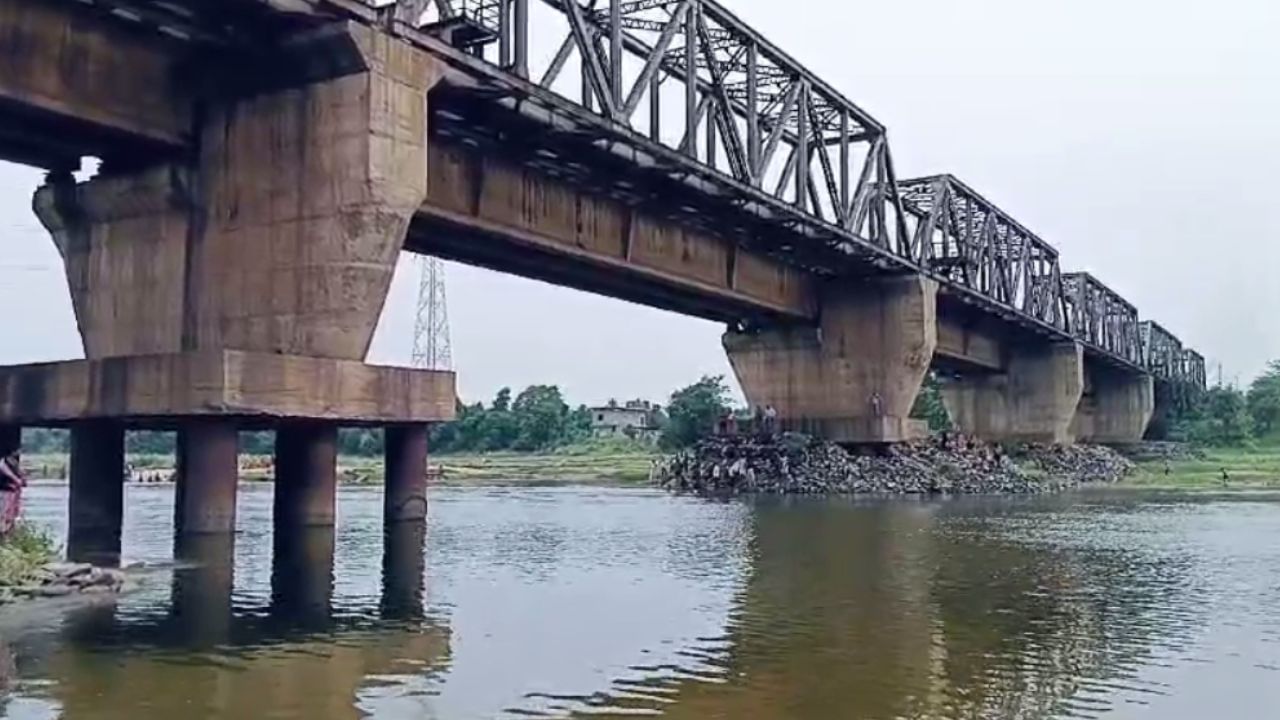 Asansol: দামোদরে নামতেই বীভৎস অভিজ্ঞতার সাক্ষী থাকল ছেলেগুলো Asansol: দামোদরে নামতেই বীভৎস অভিজ্ঞতার সাক্ষী থাকল ছেলেগুলো