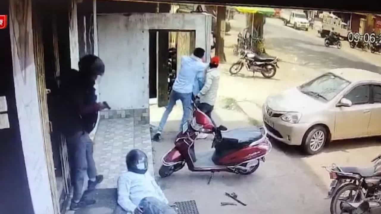Raniganj Dacoity: বাংলায় এসে নামী গহনার দোকানে ডাকাতি, গিরিডির জঙ্গল থেকে বিহারের কুখ্যাত ডাকাতকে ধরল পুলিশ Raniganj Dacoity: বাংলায় এসে নামী গহনার দোকানে ডাকাতি, গিরিডির জঙ্গল থেকে বিহারের কুখ্যাত ডাকাতকে ধরল পুলিশ