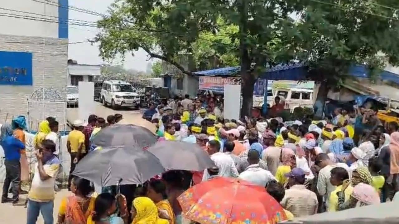 Asansol: মেয়ের অভিযোগ মায়ের সঙ্গে দুর্ব্যবহারের অভিযোগ পুলিশের বিরুদ্ধে, প্রতিবাদে থানা ঘেরাও