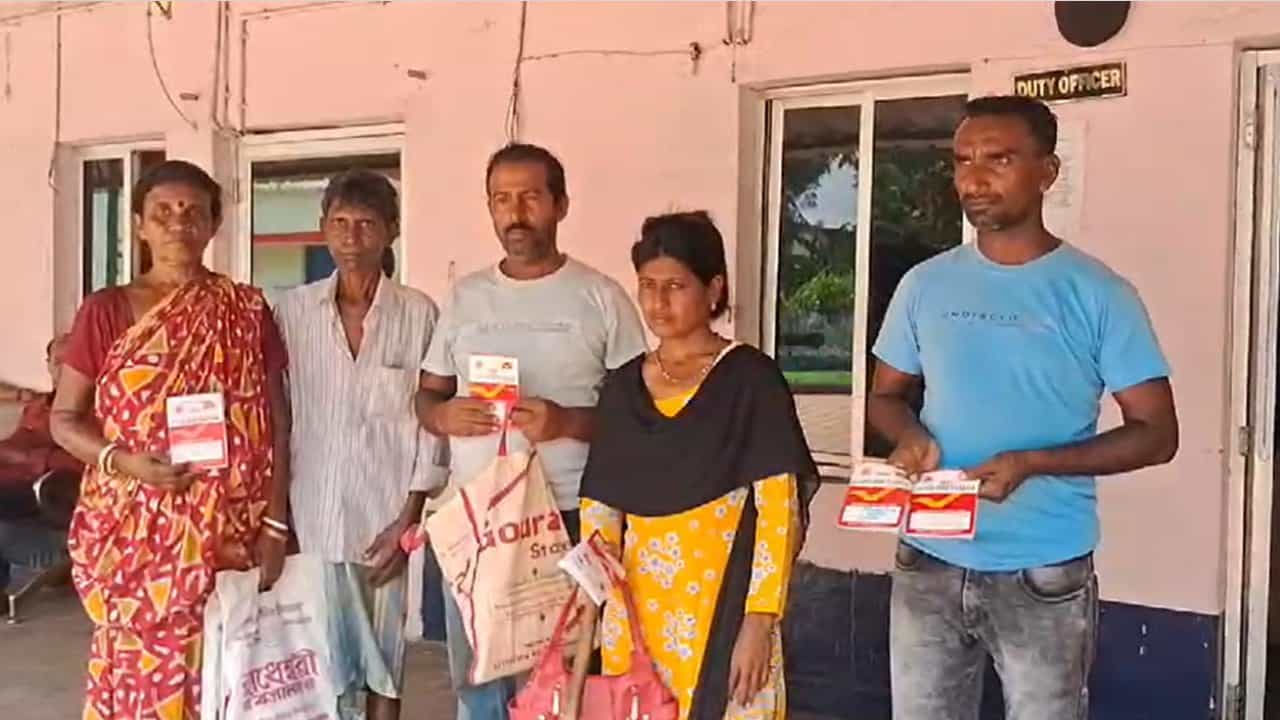 Asansol: কোটি টাকা হাতিয়ে বেপাত্তা, গুণধর পোস্টমাস্টারকে পুলিশ ধরতেই থানায় যেন বসল মেলা Asansol: কোটি টাকা হাতিয়ে বেপাত্তা, গুণধর পোস্টমাস্টারকে পুলিশ ধরতেই থানায় যেন বসল মেলা