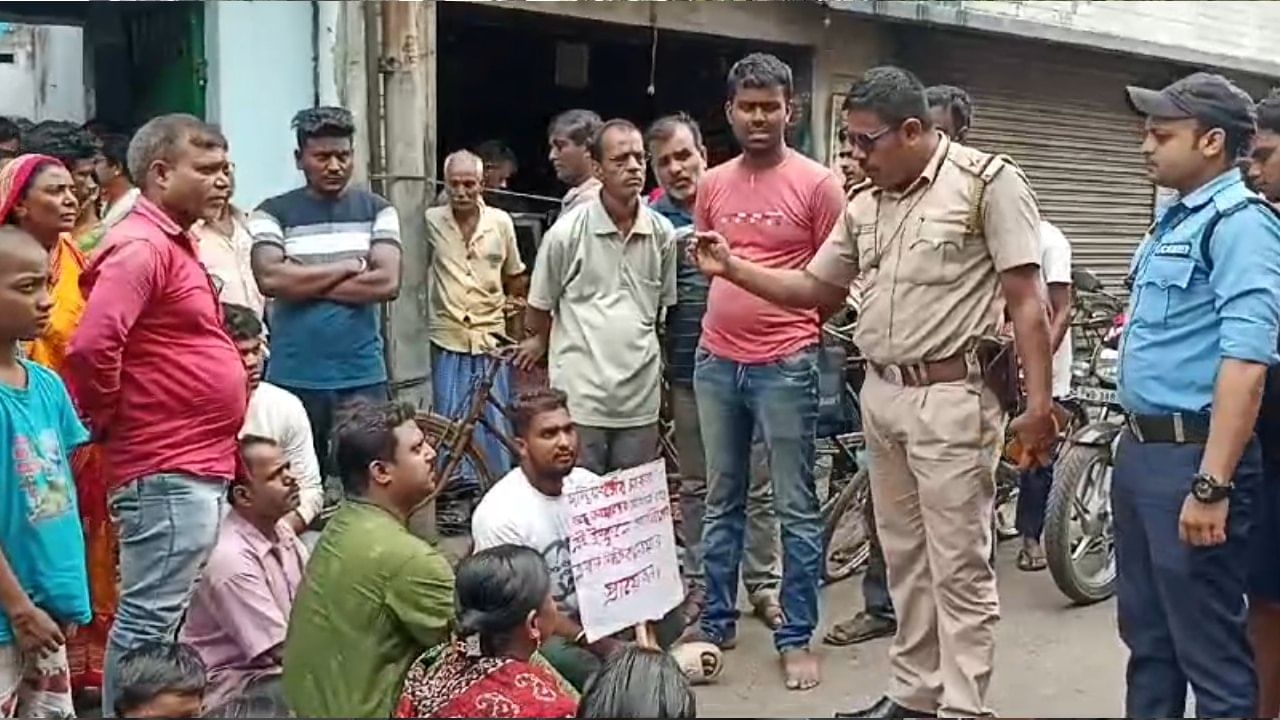 Asansol: একশোর বেশি পড়ুয়া, কিন্তু স্কুলে মাস্টার একজনই, এ ভাবে কতদিন? প্রতিবাদে যা করলেন অভিভাবকেরা