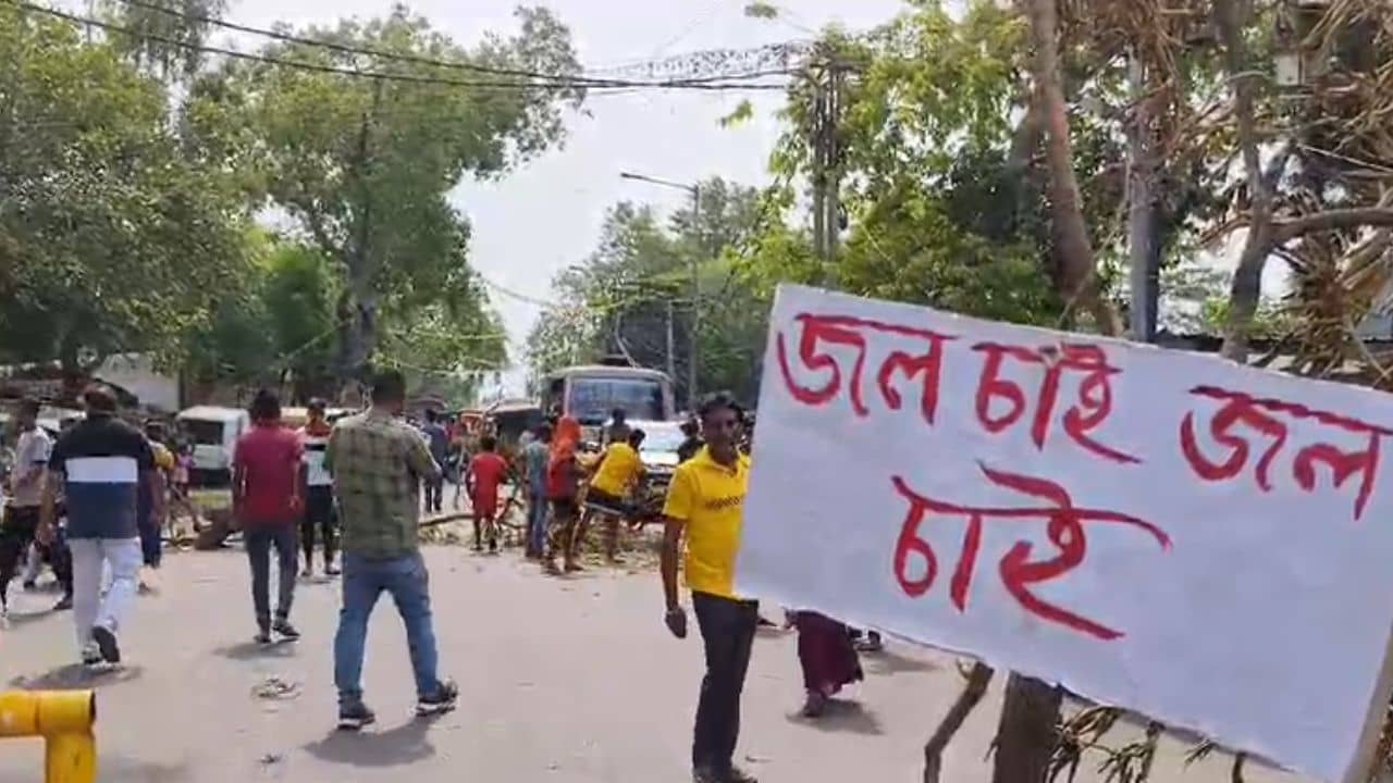Asansol: কুলটিতে পানীয় জলের তীব্র সঙ্কট, পথে বসলেন বিধায়ক