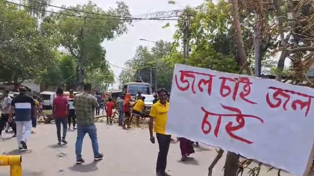Asansol: কুলটিতে পানীয় জলের তীব্র সঙ্কট, পথে বসলেন বিধায়ক Asansol: কুলটিতে পানীয় জলের তীব্র সঙ্কট, পথে বসলেন বিধায়ক