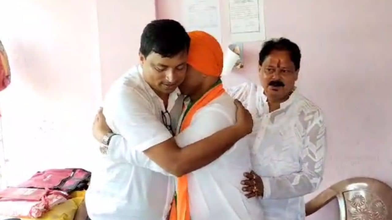 Bagda By poll: জড়িয়ে ধরতেই ভুলে গেলেন সব রাগ, পদে ফিরলেন অভিমানী বিজেপি নেতা
