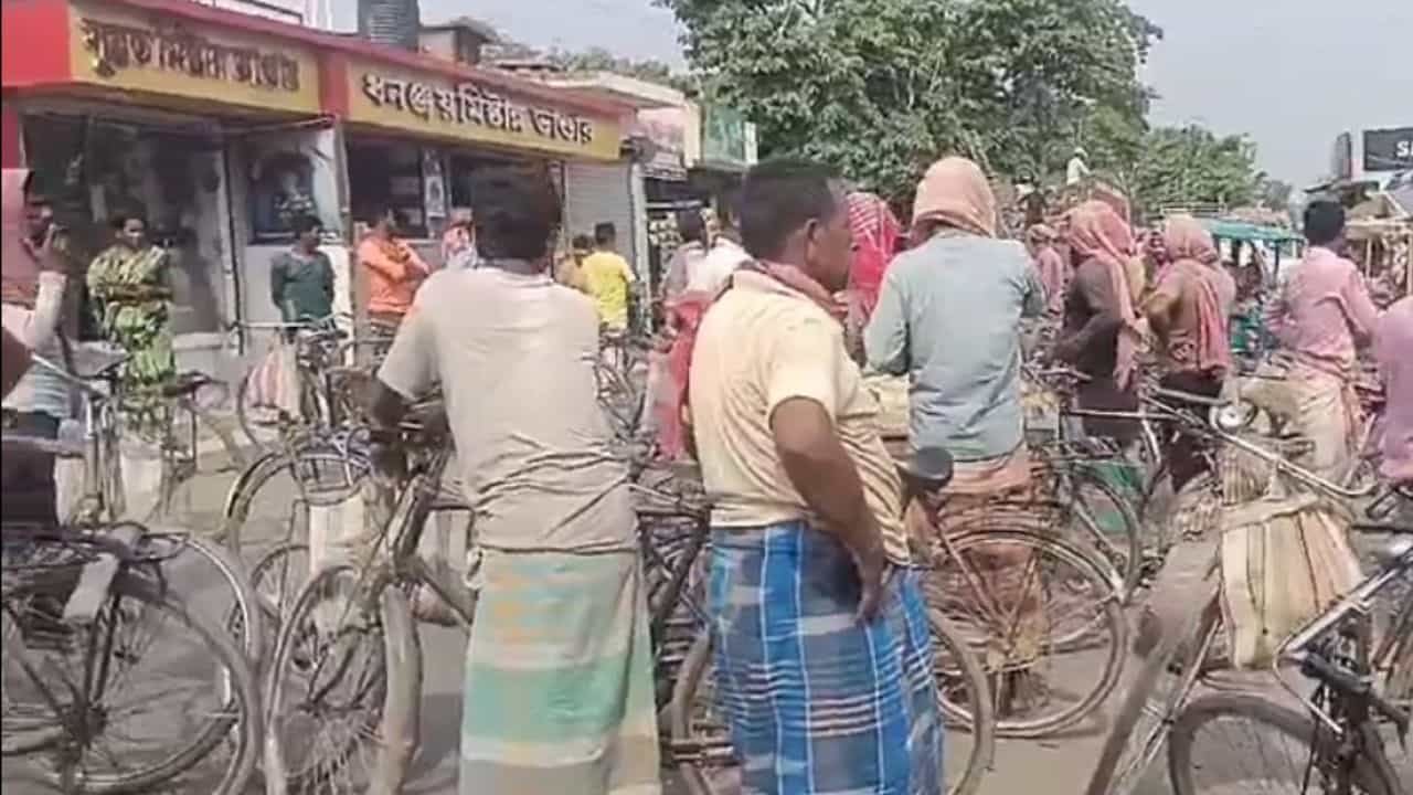 Murshidabad: সীমান্তে কৃষকদের মারধরের অভিযোগ উঠল BSF-এর বিরুদ্ধে Murshidabad: সীমান্তে কৃষকদের মারধরের অভিযোগ উঠল BSF-এর বিরুদ্ধে