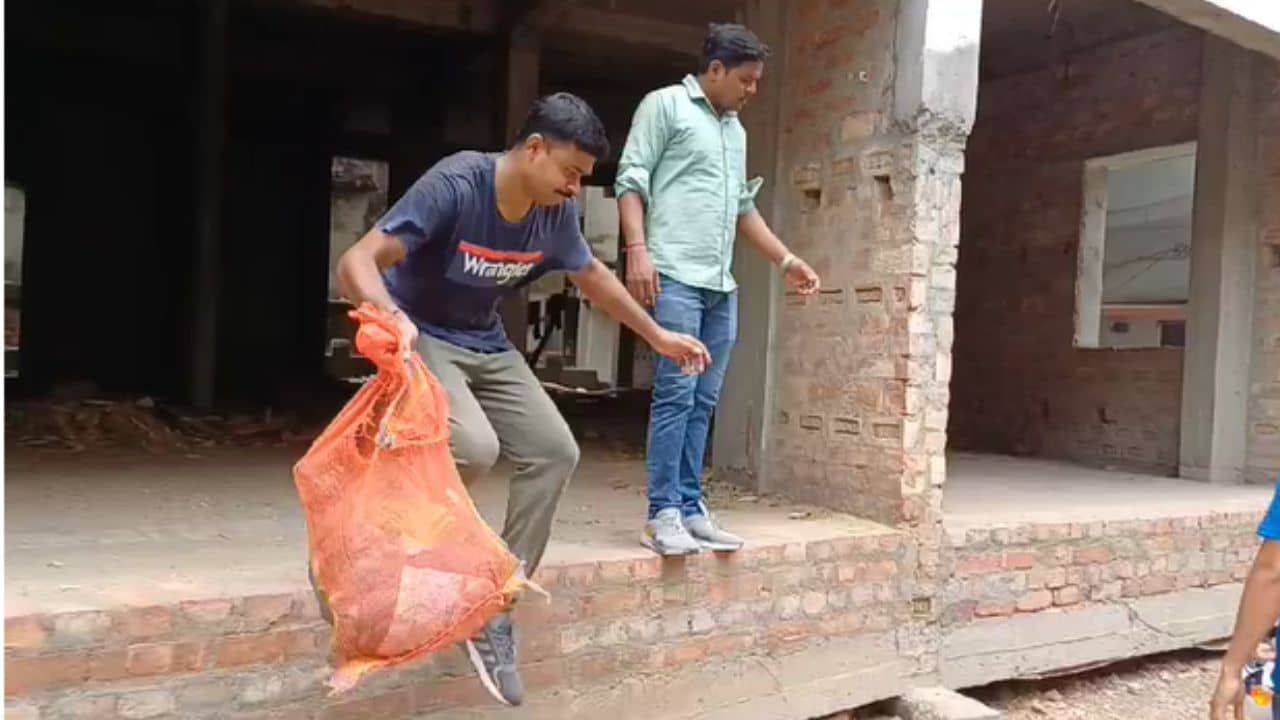 Baguiati: বাগুইআটিতে ব্যাগের ভিতর থেকে বেরল মানুষের মাথার খুলি-হাড়