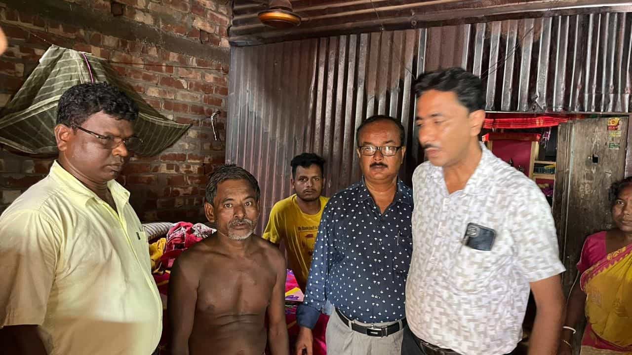 TMC-BJP Clash: জিতেও শান্তি নেই! সুকান্তর বালুরঘাটে বিজেপি কর্মীদের মারধরের অভিযোগ TMC-BJP Clash: জিতেও শান্তি নেই! সুকান্তর বালুরঘাটে বিজেপি কর্মীদের মারধরের অভিযোগ