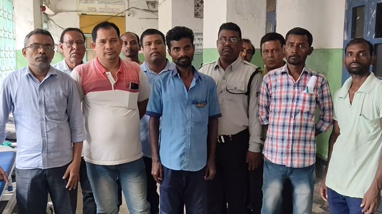 Balurghat: বেতন পাচ্ছেন না অস্থায়ী কর্মীরা? মঙ্গলবার থেকে হাসপাতালের কাজ বন্ধের ডাক Balurghat: বেতন পাচ্ছেন না অস্থায়ী কর্মীরা? মঙ্গলবার থেকে হাসপাতালের কাজ বন্ধের ডাক