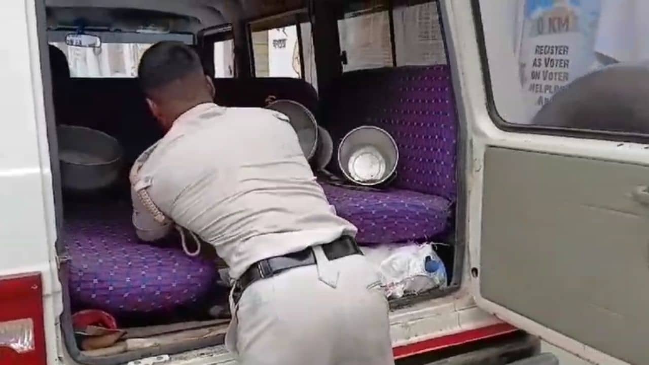 Bankura: গ্রামে ঢুকে কুটিরশিল্পের মূল উপকরণই ধূলিসাৎ করলেন সরকারি আধিকারিকরা